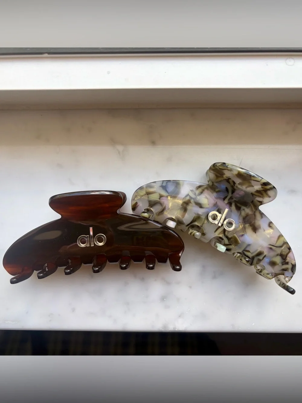 ALO 90’s Claw Clip - SET OF 2 - Brown Tortoise & Rum Cake - Picture 1 of 7